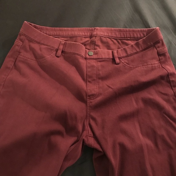 Burgundy women cropped leggings pants from Uniqlo - Picture 2 of 3